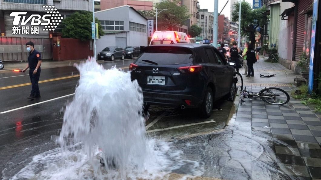 李姓男子酒駕撞斷消防栓，現場宛如一座小噴泉。（圖／TVBS）