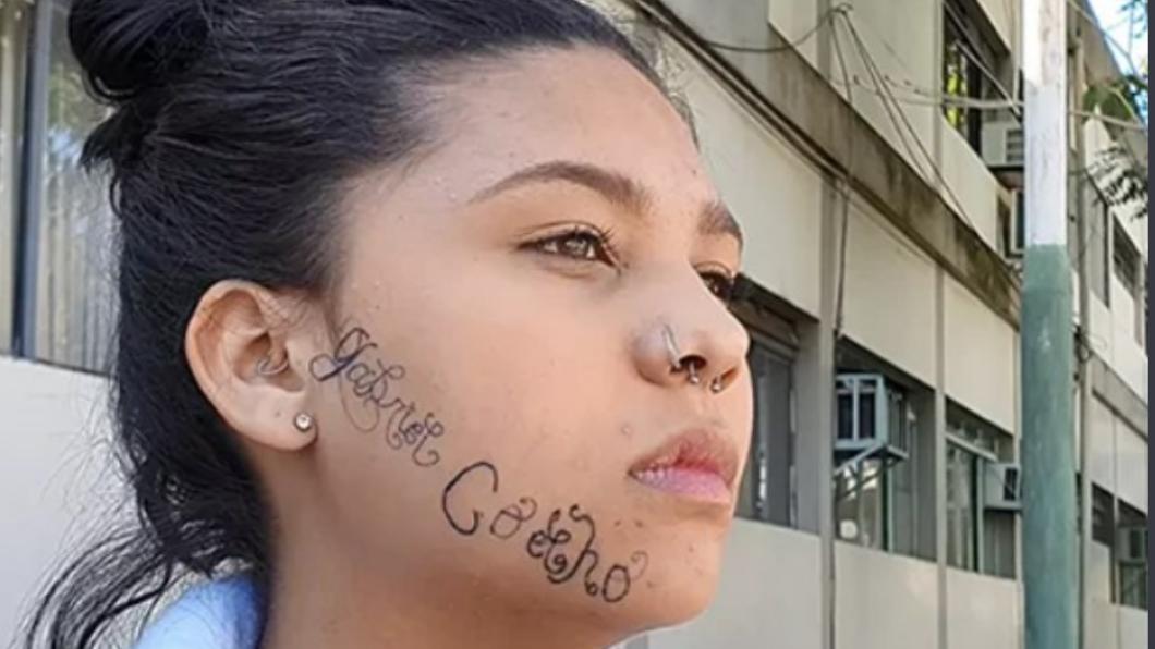 巴西女子臉部遭刺上前男友名字。（圖／翻攝自推特@CtesHechos）