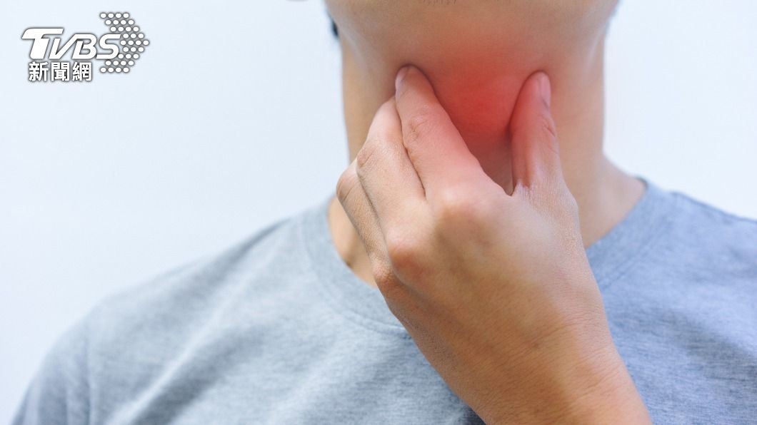 喉嚨痛超過3天未好轉，須接受醫師的評估及治療建議。（示意圖／shutterstock達志影像）