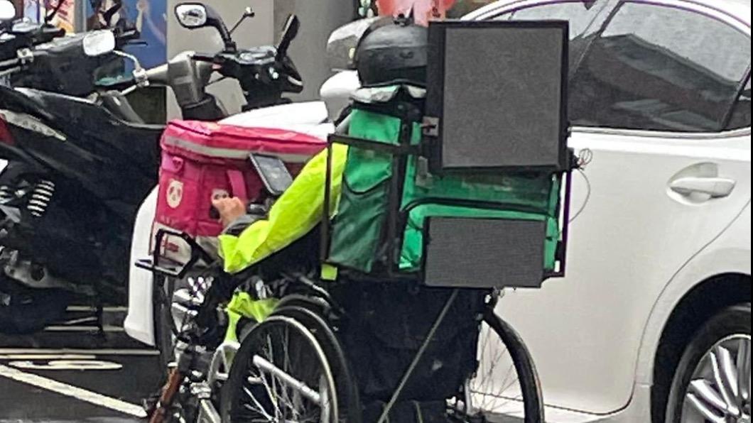 網友分享「輪椅送餐」的照片。（圖／翻攝自「信義區三兩事」）