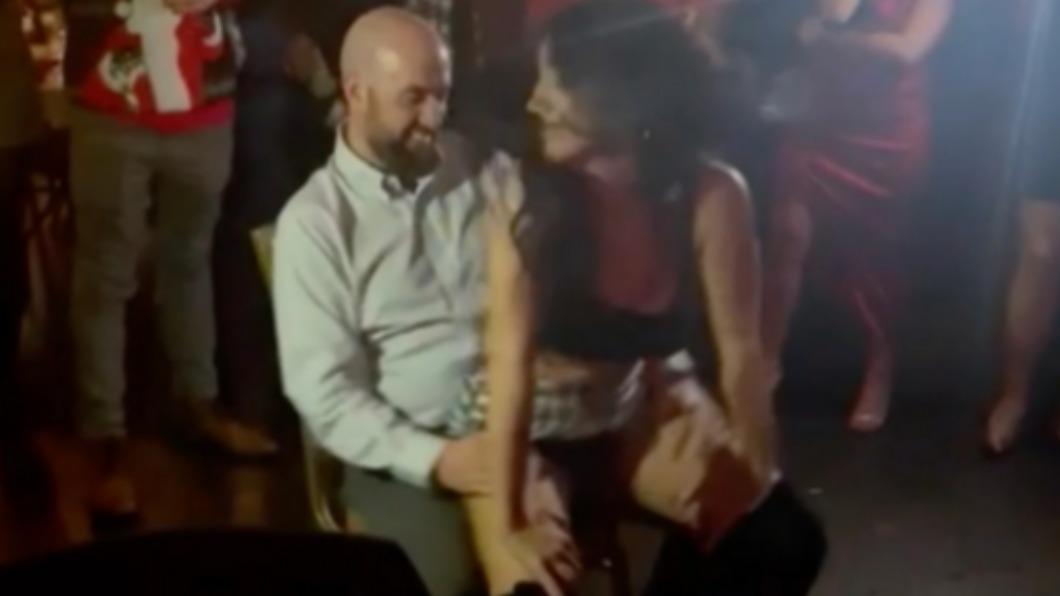 麥庫莉去年因坐在上司大腿上性感熱舞挨轟。（圖／翻攝自《紐約郵報》）