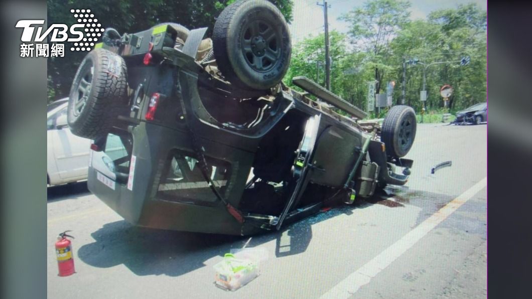 萬金333旅軍車遭民車撞翻。（圖／TVBS）