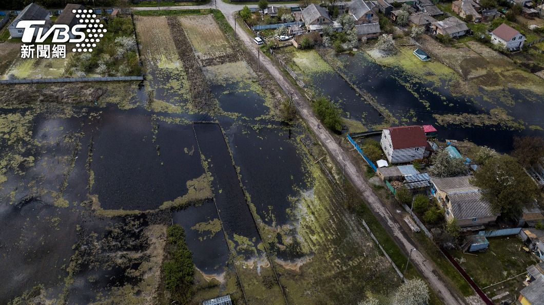 烏軍將一座水壩炸毀，德米迪夫村因此被大水淹沒。（圖／達志影像路透社）