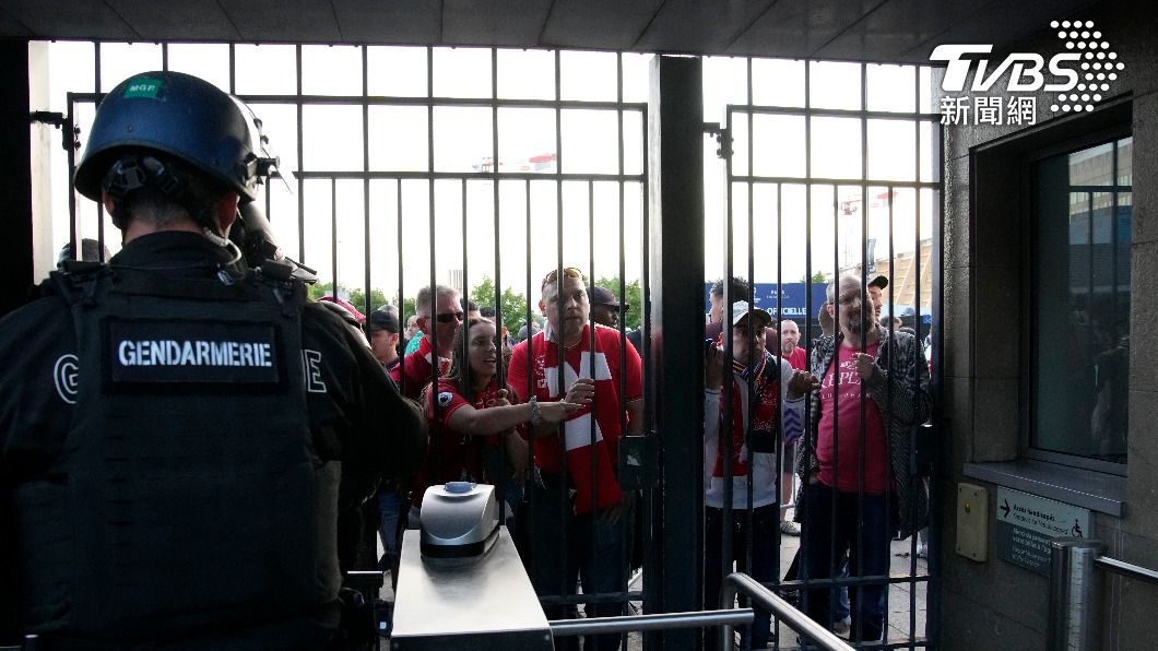 利物浦球迷因無法入場與警方發生衝突。（圖／達志影像美聯社）