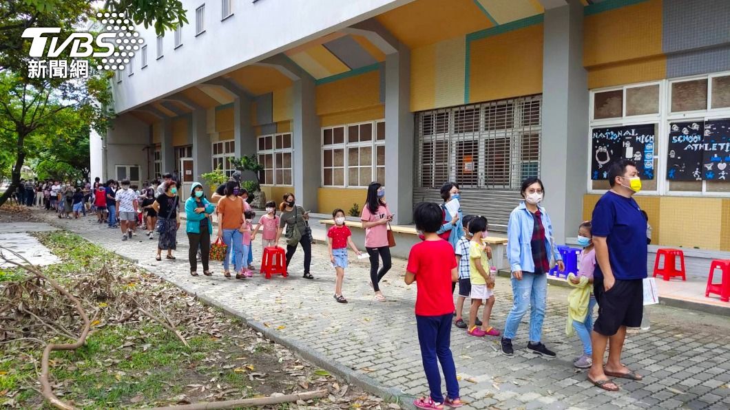 屏東國小校園施打輝瑞兒童疫苗。（圖／中央社）