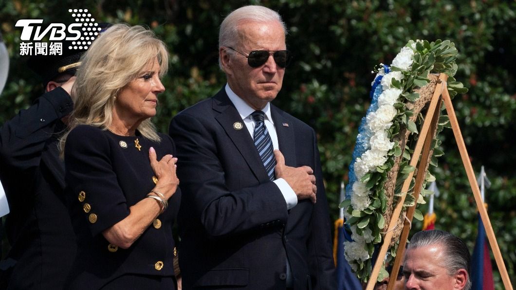 美國總統拜登（Joe Biden）和第一夫人吉兒（Jill Biden）29日前往學校哀悼。（圖／達志影像美聯社）