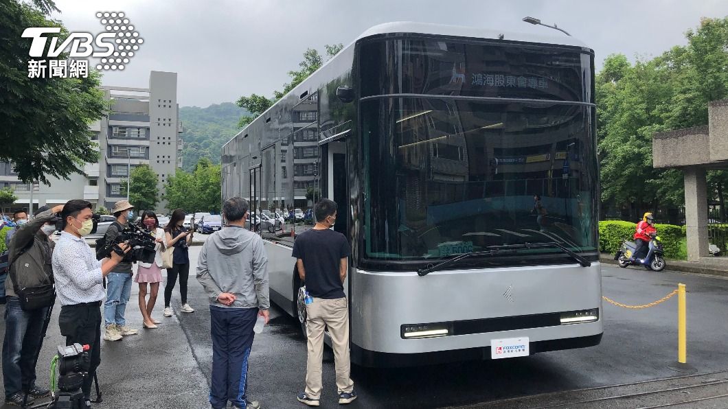 鴻海電動巴士Model T在頂埔廠接送股東前往虎躍廠。（圖／中央社）
