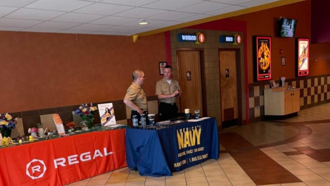 美國海軍和空軍招募人員進入電影院設募兵站。（圖／翻攝自推特）