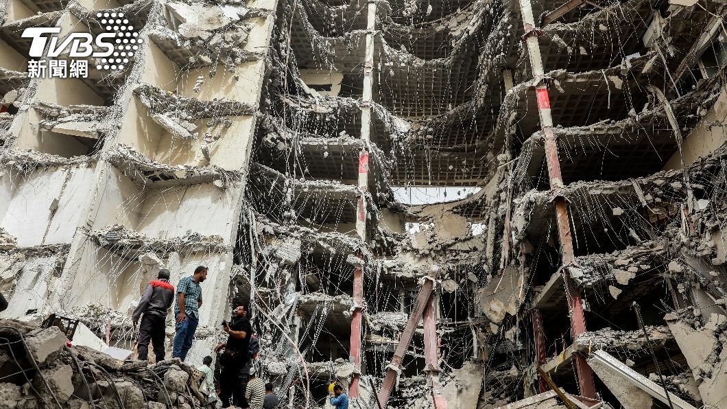 伊朗一棟十層樓建築倒塌。（圖／達志影像美聯社）