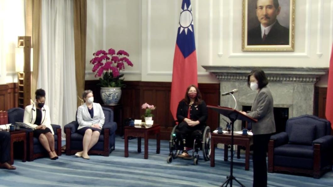 美國聯邦參議員達克沃絲（Tammy Duckworth, D-IL）昨（30）日率團訪問台灣，並於今天與總統蔡英文會面。（圖／總統府提供）