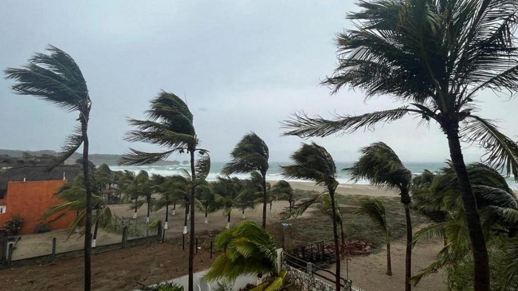 颶風艾加沙（Agatha）襲擊墨西哥，引來強風暴雨。（圖／翻攝自路透社）