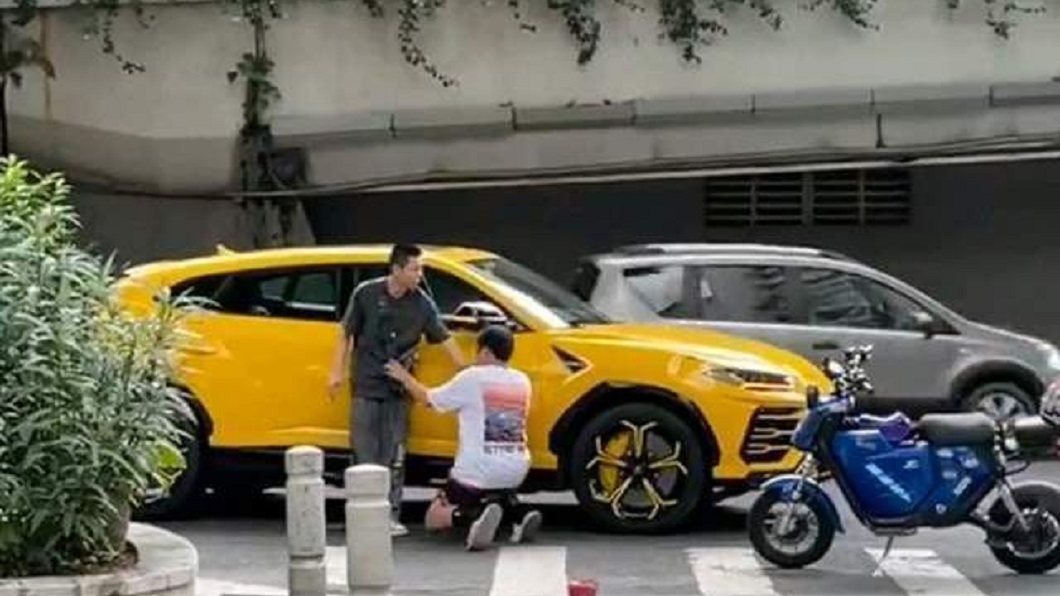 廣東一名男子騎車時撞到藍寶堅尼後下跪向車主求饒。（圖／翻攝自網易新聞）