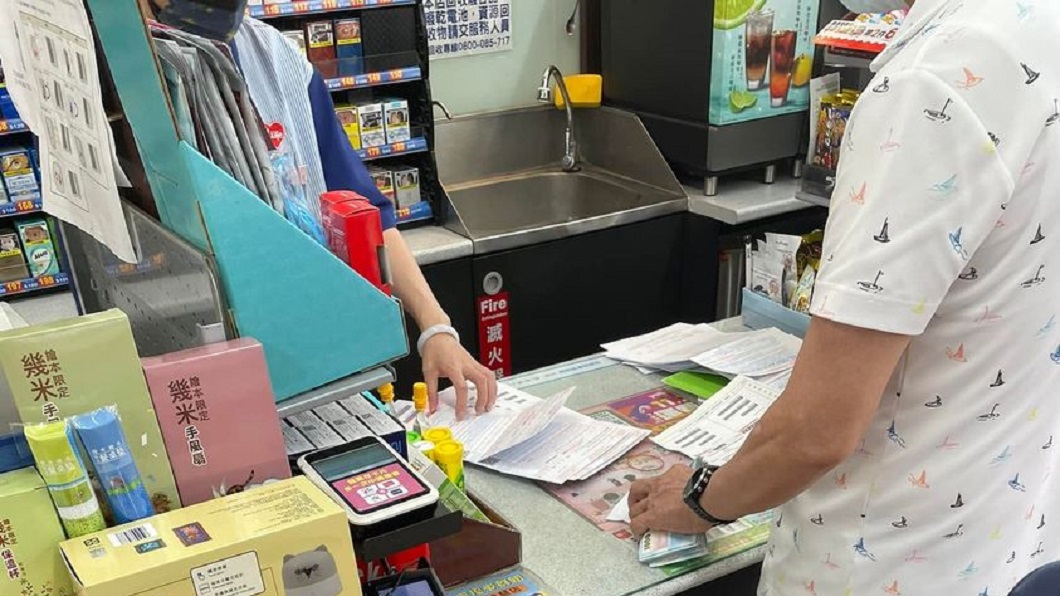 一名網友分享日前在超商看到一名阿伯拿著一疊單和現金到櫃台繳費。（圖／翻攝自爆廢公社）