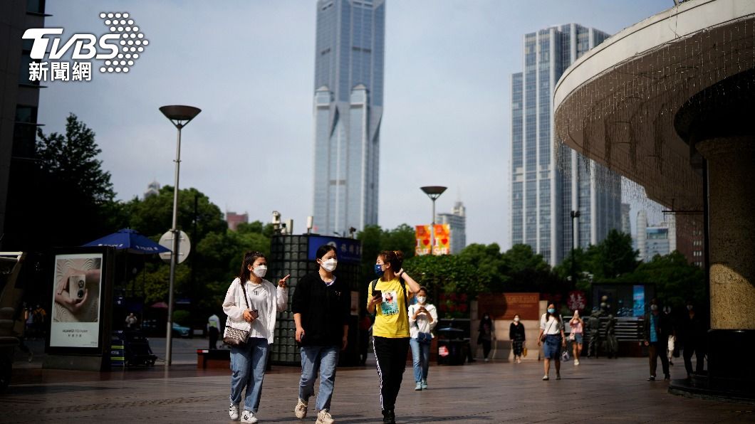 上海民眾睽違兩個月出門逛街。（圖／達志影像路透社）