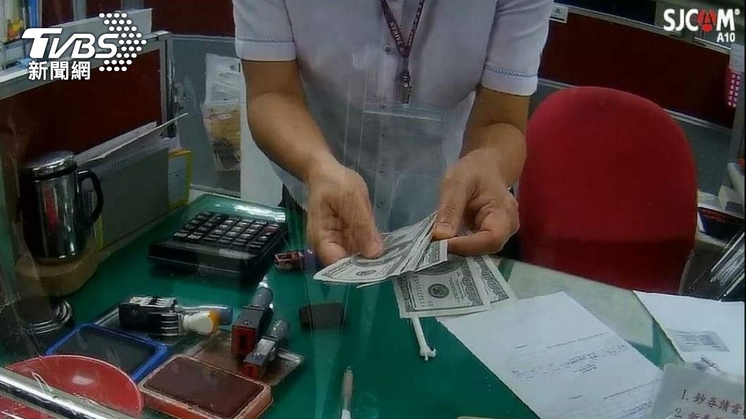 鳳山婦印美金上銀行換台幣被抓包。（圖／TVBS）
