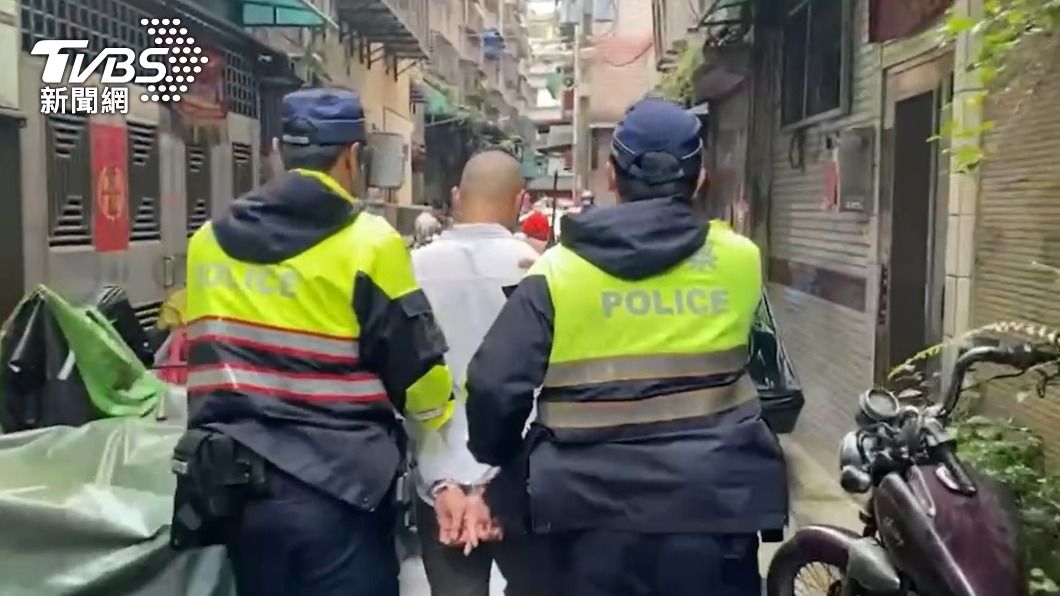 警方趁著雙方面交時逮捕王姓詐欺車手。（圖／TVBS）