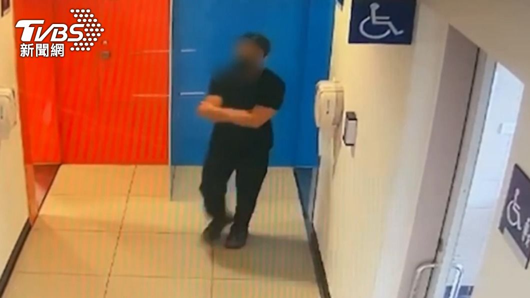 偷拍男離開廁所。（圖／TVBS）