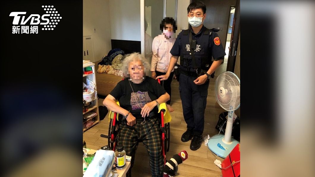 老婦人迷途在外，暖心警員親自護送返家。（圖／TVBS）