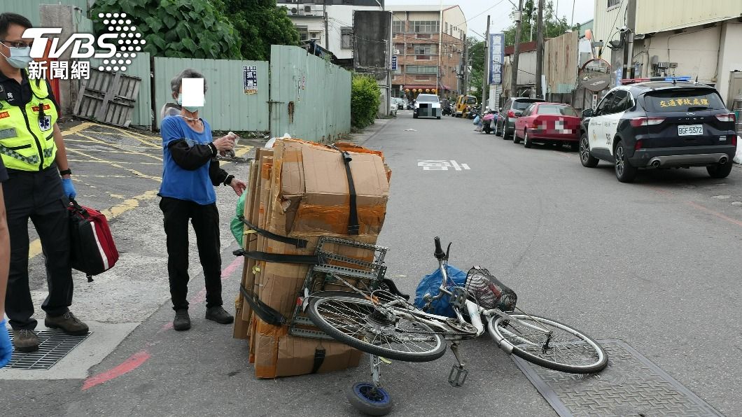 宋姓阿嬤原本騎腳踏車載著回收物。（圖／TVBS）
