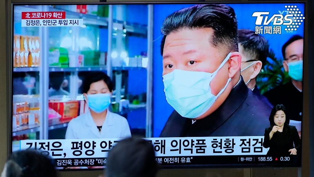 北韓領導人金正恩日前被拍到帶著雙層口罩視察。（圖／達志影像美聯社） 官方數字可信度低　世衛評估北韓疫情惡化、未好轉