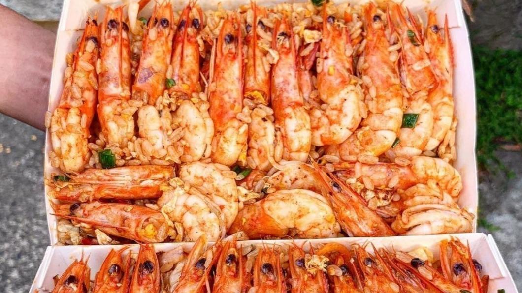 台南的「神蝦爆炒飯」，裡面有18隻免剝殼蝦。（圖／ 翻攝自IG@foodife_mo）