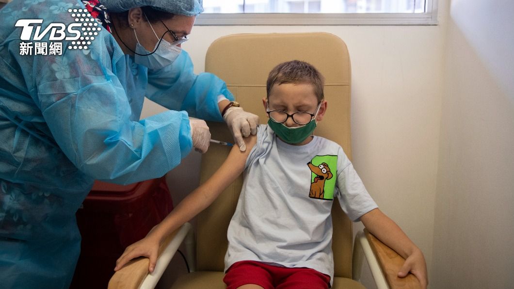 美國目前僅開放5歲以上族群接種輝瑞疫苗。（圖／達志影像美聯社）