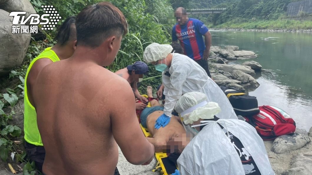男子失足墜落河谷，當場無生命跡象，警消餡場搶救中。（圖／TVBS）