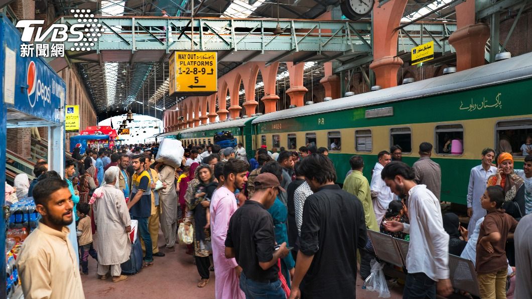 一名25歲女子在火車上遭3名男子性侵的案件引發巴基斯坦社會怒火。（示意圖／達志影像shutterstock）