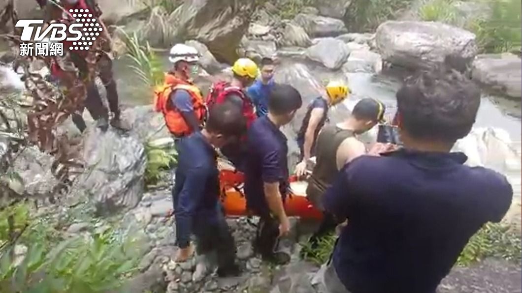 東華大學學生闖翡翠谷，一男溺水命危。（圖／TVBS）
