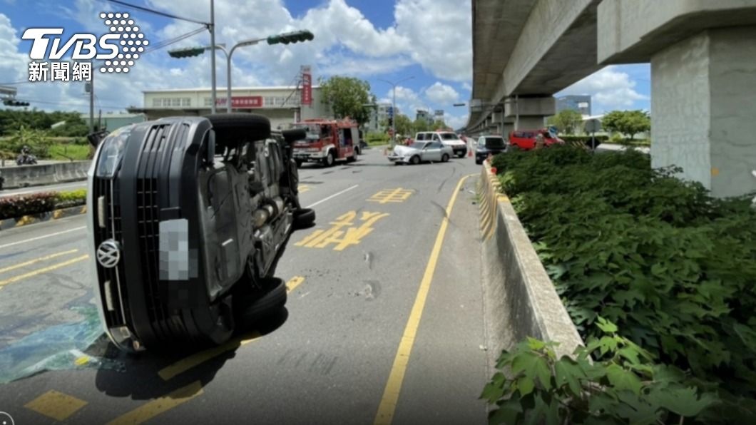 台南救護車遭撞翻車，3人傷。（圖／TVBS）