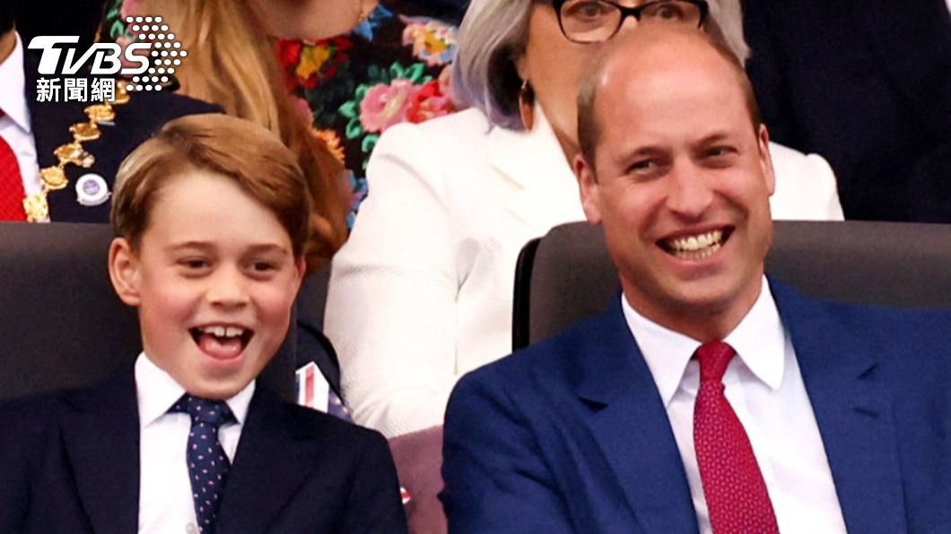 威廉王子與喬治小王子哼唱英國足球國歌。（圖／達志影像路透社）