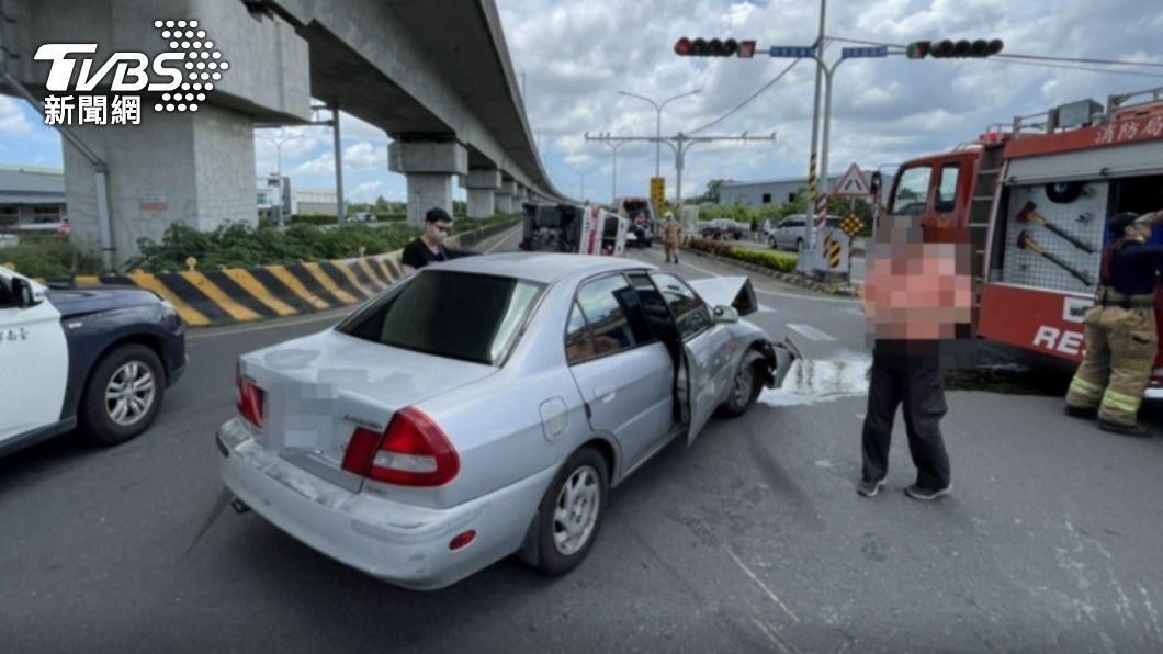 台南救護車趕往ohca現場遭撞車翻路中央 3人傷 高鐵 事故 轎車 Tvbs新聞網