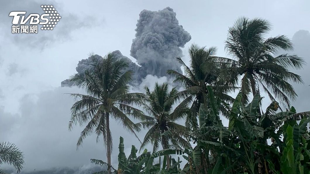 菲律賓呂宋島南端布魯珊火山（Bulusan）噴發黑煙。（圖／達志影像美聯社）