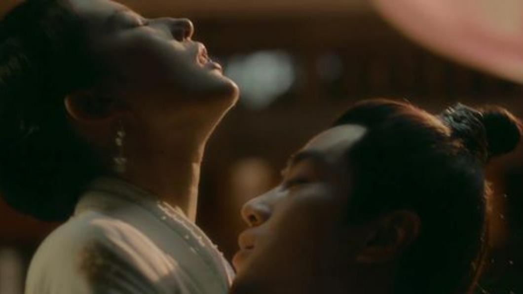陳曉（右）的吻在劉亦菲胸前游移。（圖／翻攝自WeTV_YouTube）