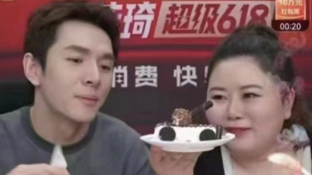 中國直播主李佳琦3日直播宣傳一款「坦克車造型」蛋糕，疑踩中共政治紅線。（圖／翻攝自推特）