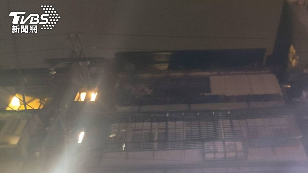 公寓頂樓加蓋起火。（圖／TVBS）