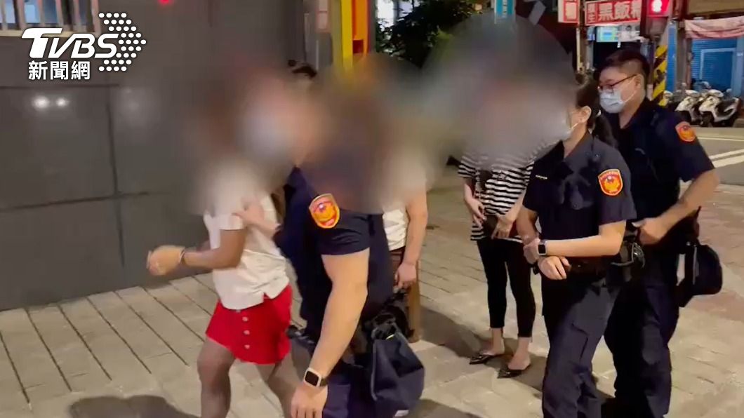 警方將3名行竊的女子帶回偵辦。（圖／TVBS）