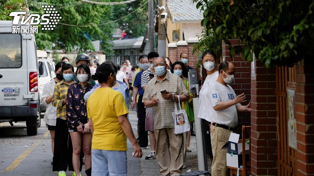 上海民眾排隊等待接受核酸檢測。（圖／達志影像路透社）