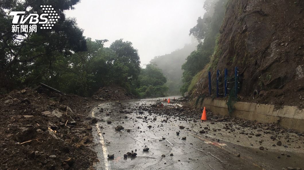 苗栗縣先前因豪雨導致多處路段發生落石坍方。（圖／中央社）