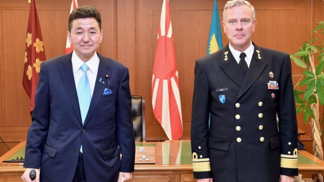 日本防衛大臣（左）與北約軍委會主席（右）會談。（圖／翻攝自ModJapan_jp 推特）