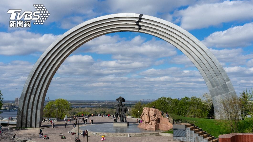 烏克蘭人民自由拱門下原有象徵俄烏的雕像，在4月底已遭拆除。（示意圖／shutterstock 達志影像）