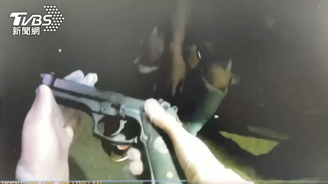警方發現男子車上有把制式手槍。（圖／TVBS）