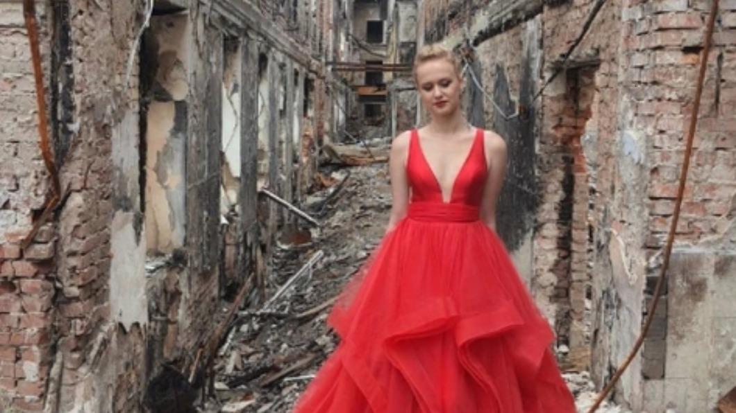 烏克蘭境內的女高中生，回到被俄軍摧毀的哈爾科夫母校廢墟拍攝畢業照。（圖／翻攝自hilb 推特）