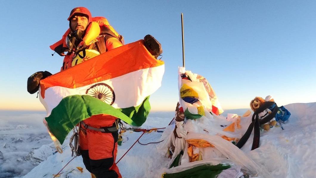 印度男曬出登頂照片，證明自己真的攀登了聖母峰。（圖／翻攝自@NSY_8848推特）