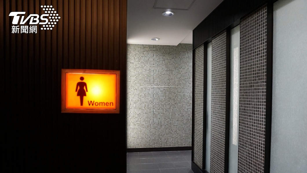 日本百貨公司驚傳廁所被不明人士噴灑催淚噴霧。（示意圖／shutterstock 達志影像）
