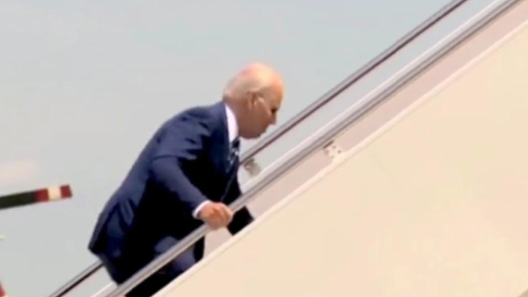 美國總統拜登（Joe Biden）8日在登上空軍一號時又險些摔倒。（圖／翻攝自紐約郵報）