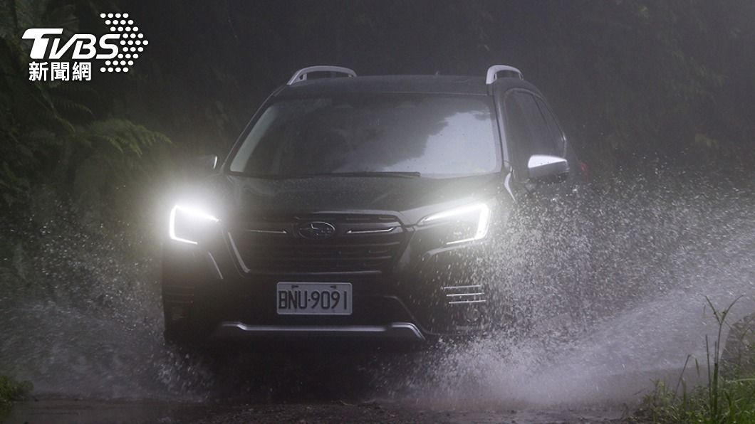 梅雨季節開車時要注意有無開啟大燈。（圖／ TVBS）