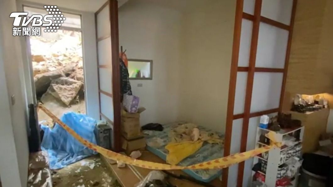竹東民宅遭土石壓毀。（圖／TVBS）