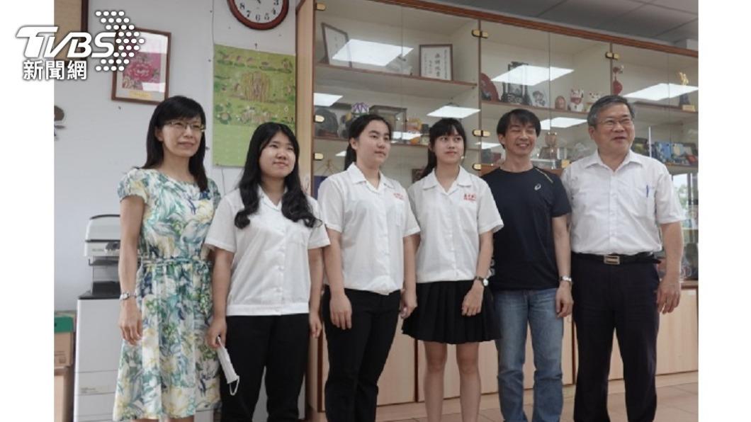 111學年大學多元入學，台東女中學生蔡僑恩（左3）錄取台灣大學醫學系。（圖／中央社）