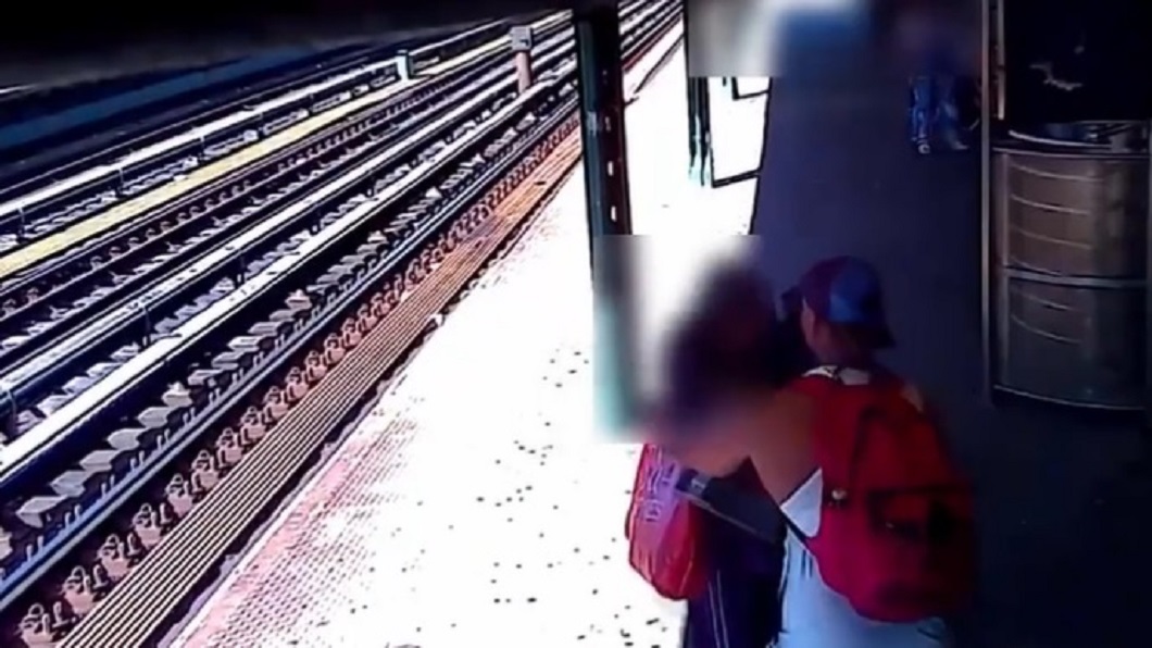 美國紐約地鐵站日前發生隨機將人推下鐵軌事件。（圖／翻攝自推特Commissioner Sewell @NYPDPC）